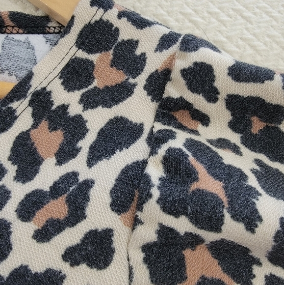 Ee:Some Leopard Print V-Neck Women's Top Size Small Empire Waist Gathered Ruffle - Picture 3 of 12